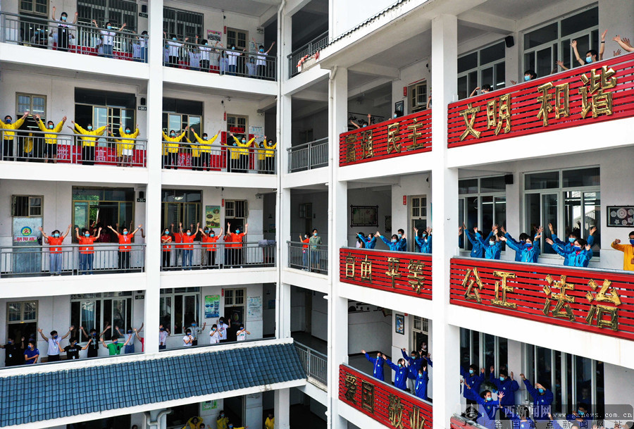 多人聚集进行大课间户外活动,龙胜各族自治县民族中学自编自创了一套