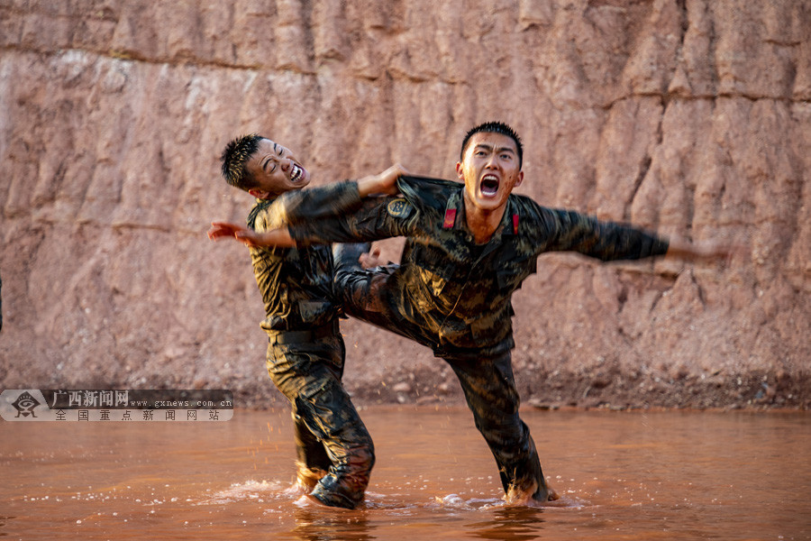 武警官兵开启夏季练兵模式 (2/5)