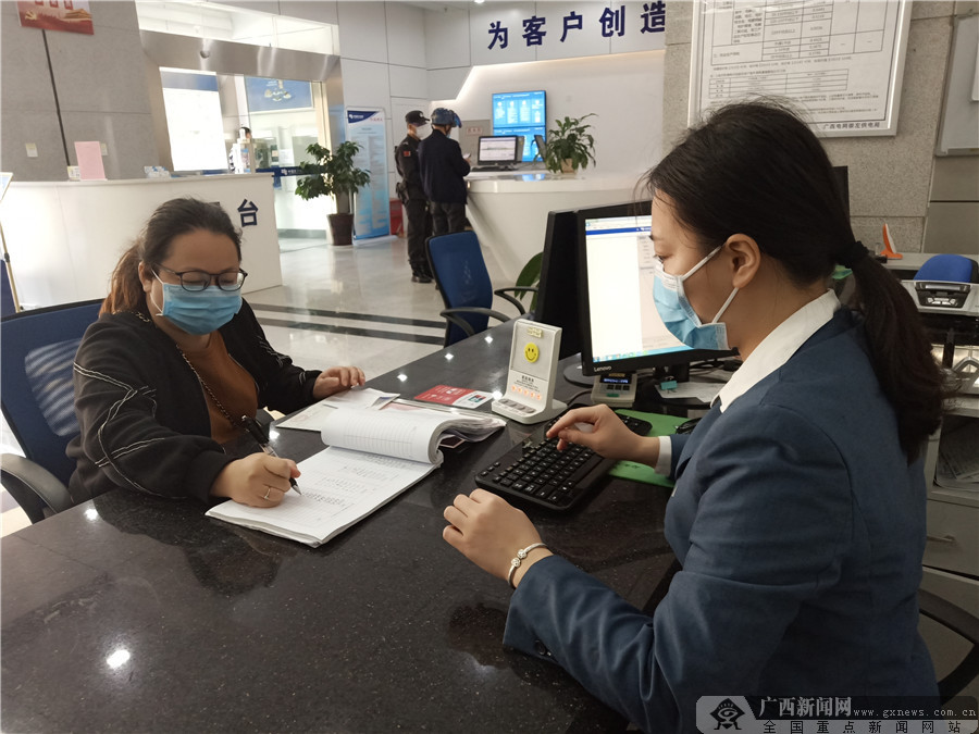 南方电网广西崇左供电局营业厅坚持24小时全天候供电服务,密切关注
