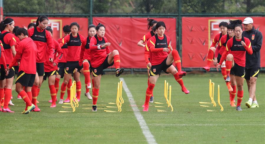 当日,中国国家女子足球队继续在苏州市太湖足球运动中心集训