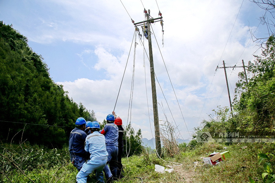 广西电网河池宜州供电局组织德胜供电所员工在地处偏远山区的怀远镇