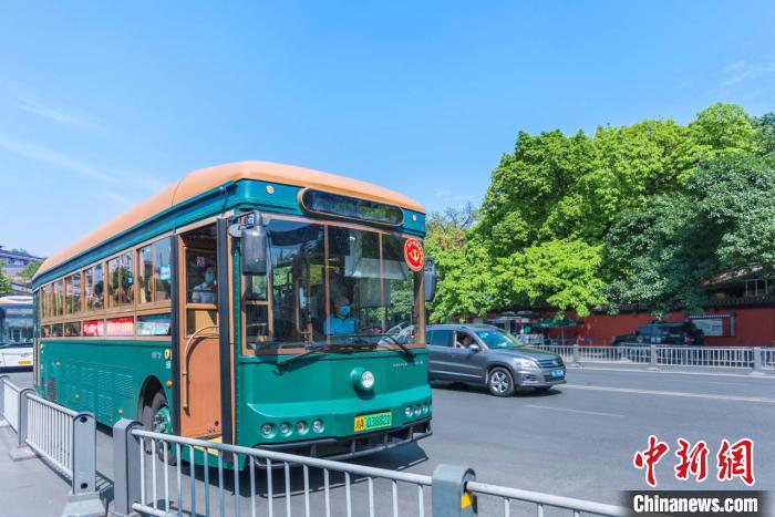 成都网红"铛铛车"成流动展览馆 (2)