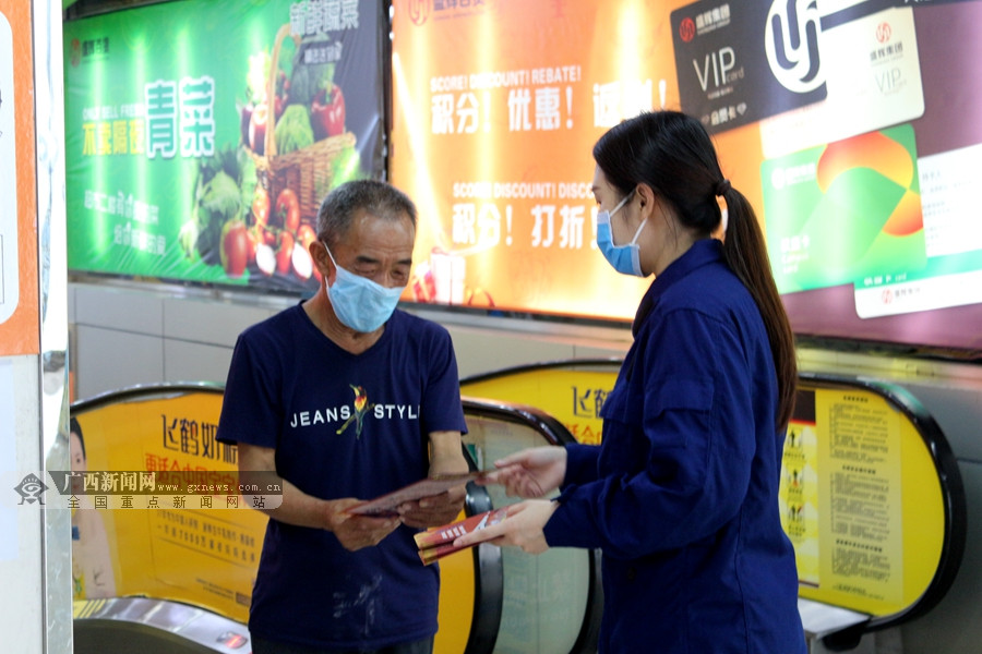 田林大队消防宣传人员在超市发放传单和讲解消防安全知识.