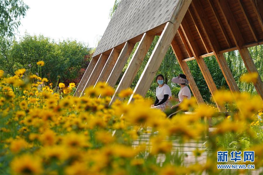 5月23日,遊客在河北邯鄲峰峰礦區由採煤沉陷區改造而成的清泉公園內