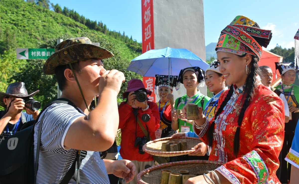 红河-中越边境河口壮族花米饭节.