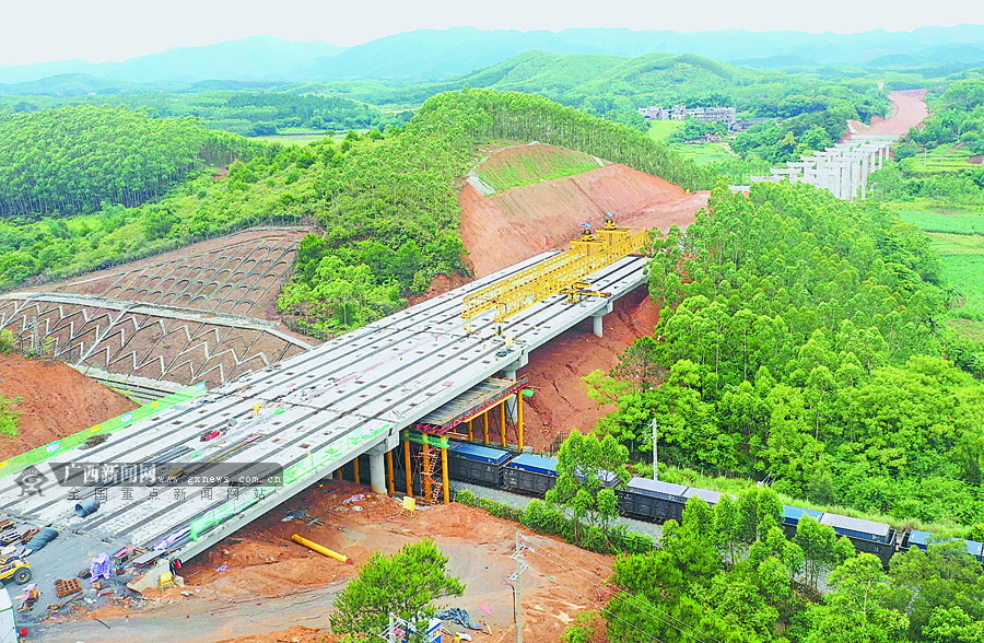 近日,由中建八局广西公司承建的铁路分离式立体交叉桥已提前贯通,成为