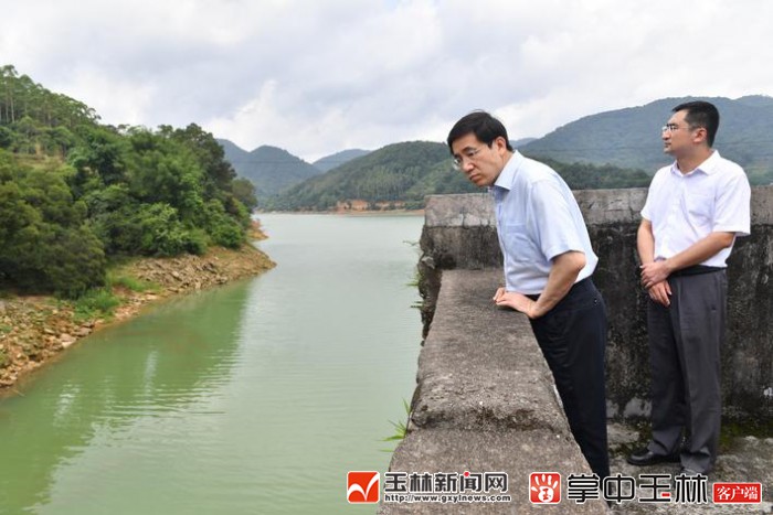 6月2日,市委书记黄海昆在玉林市人社局服务大厅调研,了解"互联网 "线