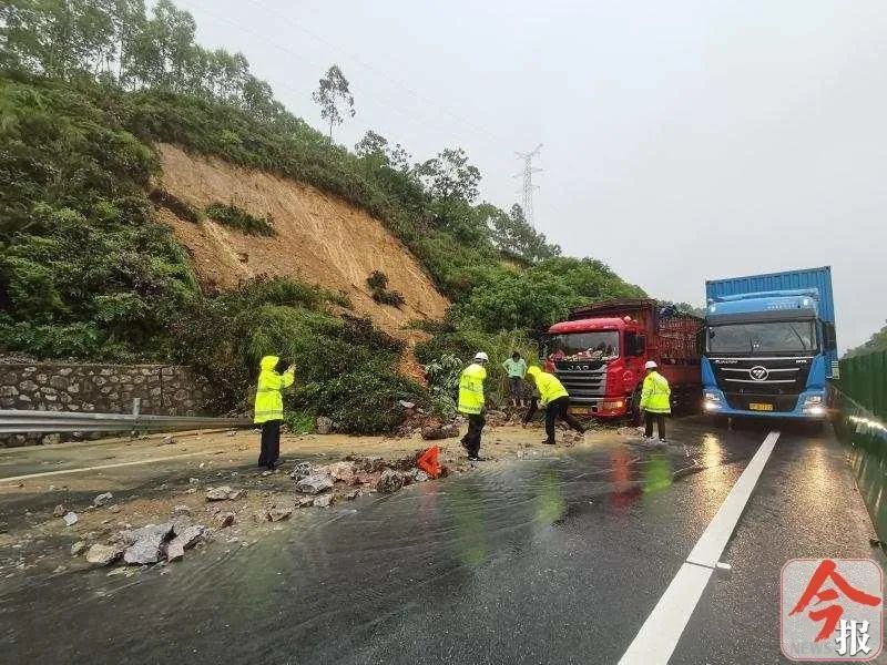 广西境内多处高速路段发生塌方交通受阻(组图)