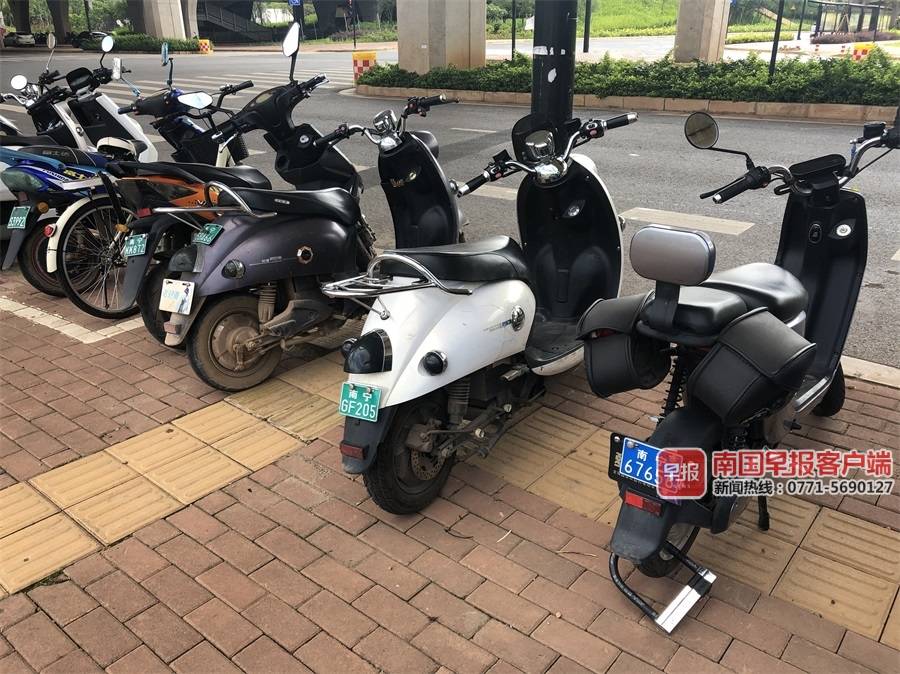 图中右一为正式号牌的电动自行车(小蓝牌).