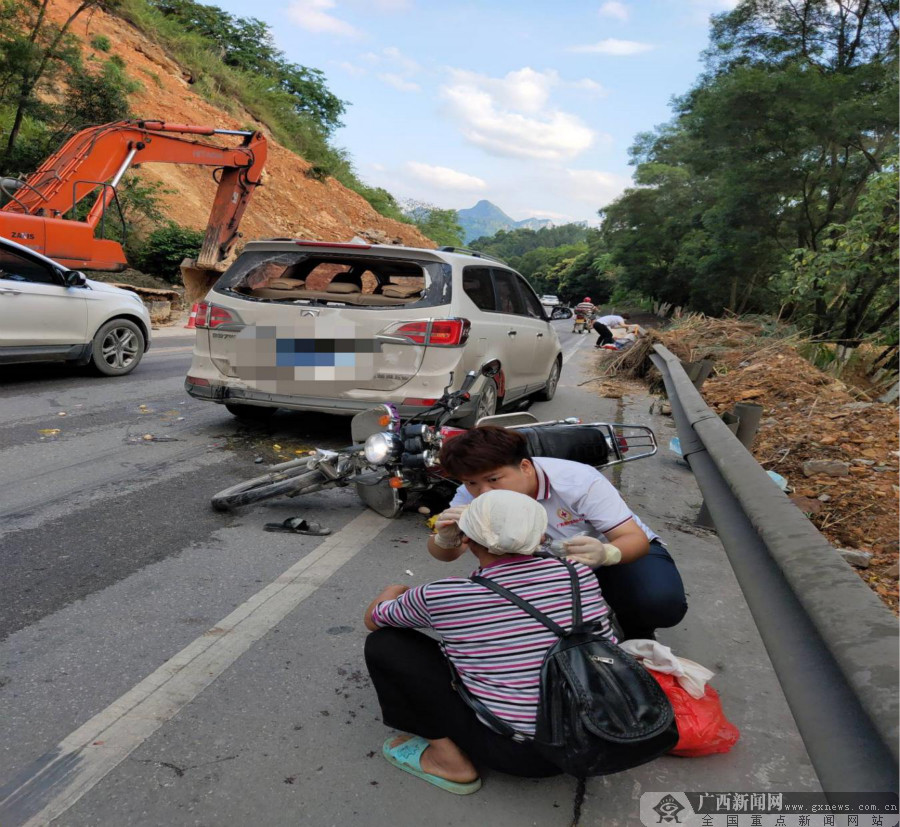 河池一路段发生交通事故3名应急救护培训师紧急救援