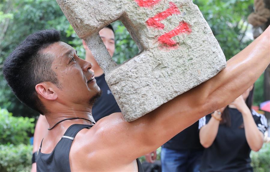 全民健身:石锁翻飞强健体魄|手机广西网