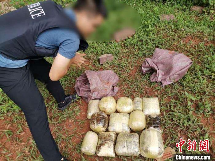 该大队执法调查队于21日查获一起特大毒品案,查获鸦片可疑物16坨,净重