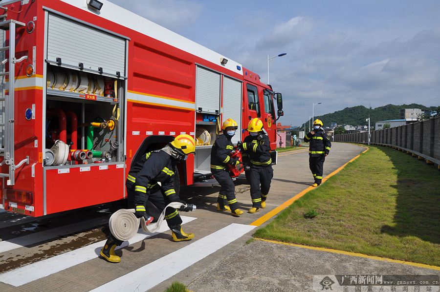 广西崇左铁路槽罐车冒油起火六部门联合开展救援演练18