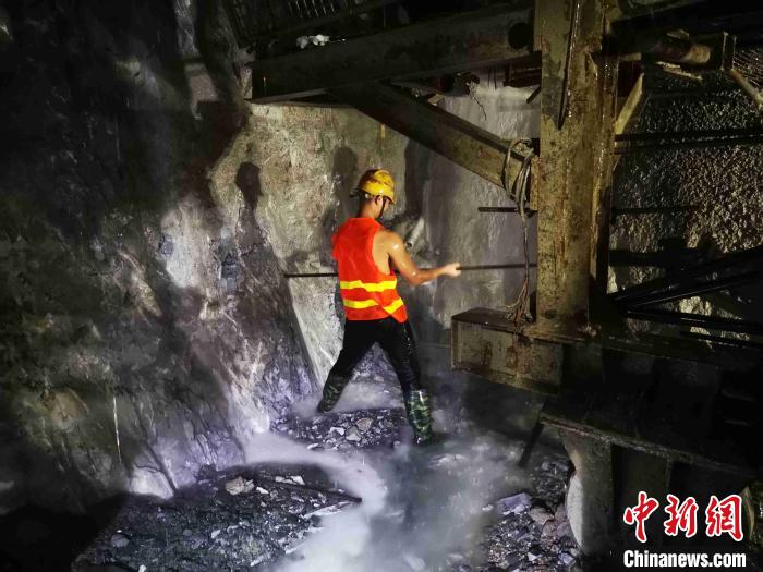 图为施工人员正在斜井掌子面进行风钻作业. 黄再云 摄