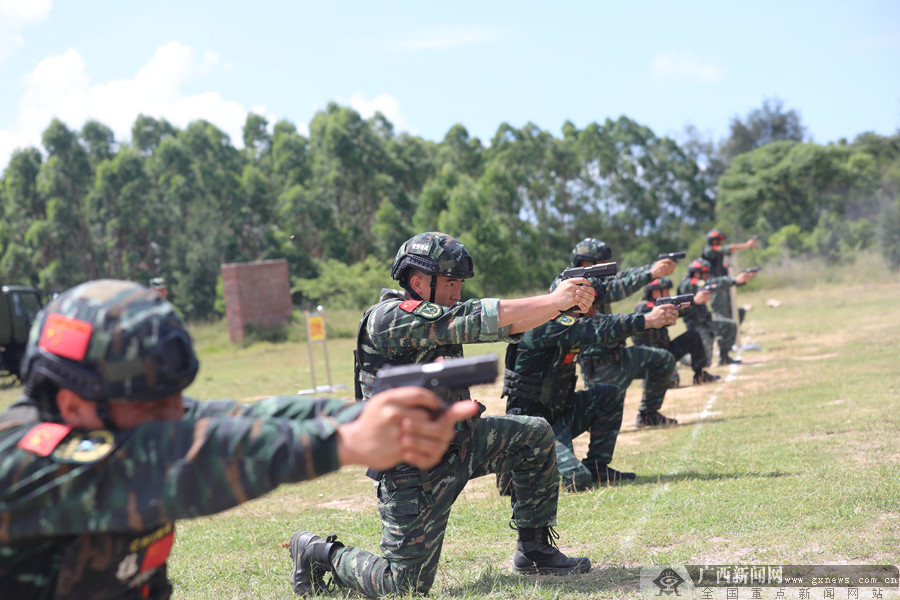 直击武警钦州支队高温天气射击锤炼硬功
