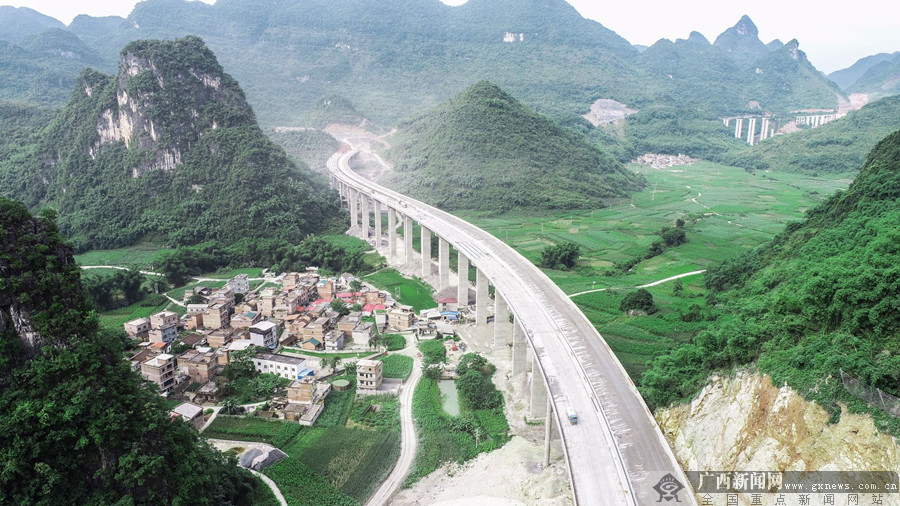 莫刚军)近日,随着右幅最后一片40米箱梁成功架设,融水至河池高速公路