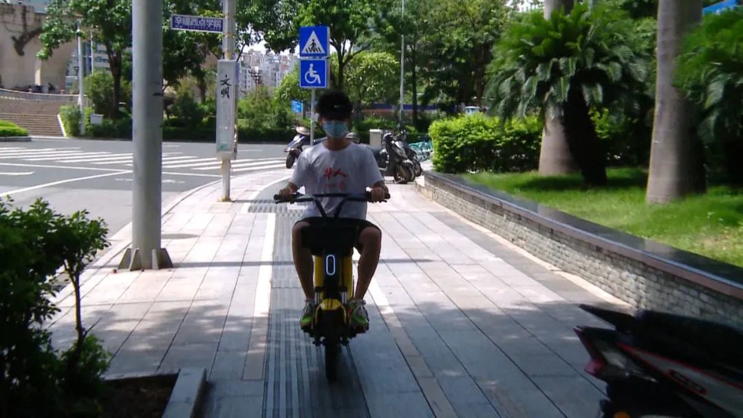 南宁一市民骑用共享电车,还车时扣50元违停费?