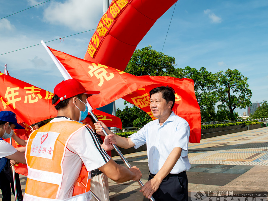 南宁市西乡塘区发放120辆执法车助力创城行动-广西新闻网