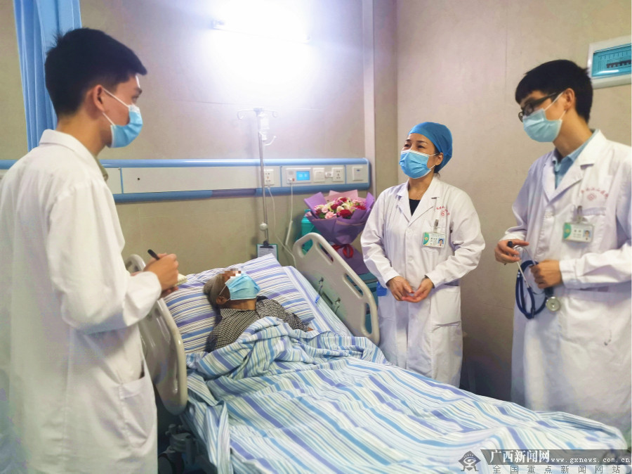 张启芳带教临床医生在查房.自治区南溪山医院 供图