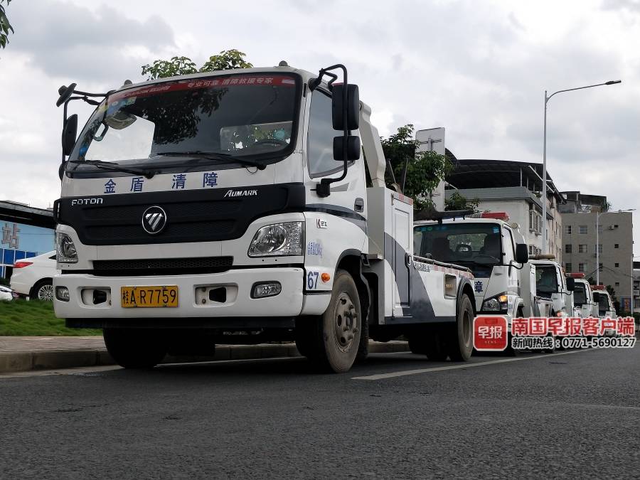 "拖车大军"出动!南宁清厢快速路51辆违停车被拖走 (2)