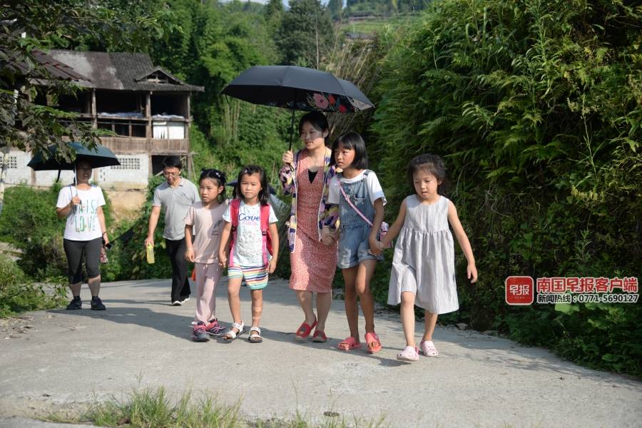 2019年8月,李莎在马堤乡东升小学开展夏令营活动送孩子们回家.