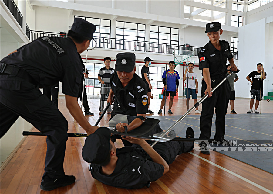 圖為警務人員示範使用盾牌,鋼叉等警械.廣西新聞網通訊員甘勇 攝