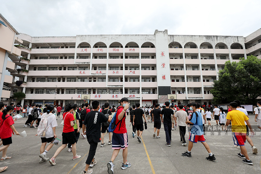 图为7月7日,在广西柳州市三江侗族自治县三江中学,考生们迈步走向考场