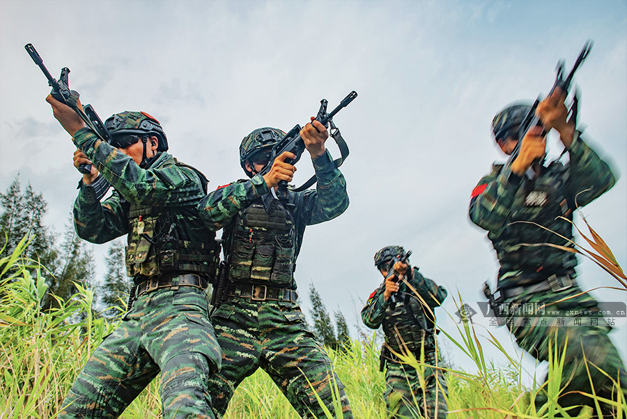 武警特戰隊員陌生地域實戰演練 錘鍊反恐作戰能力