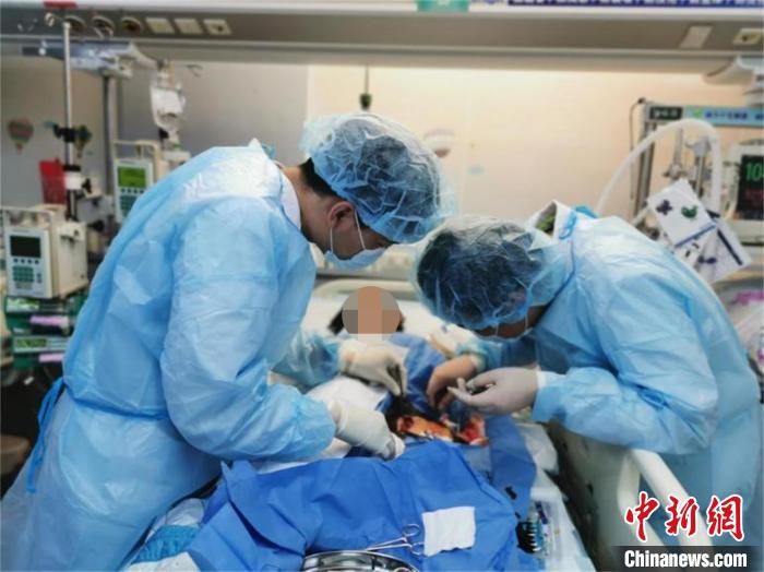 男孩突患暴发性心肌炎 多学科医护上阵与病魔抢人