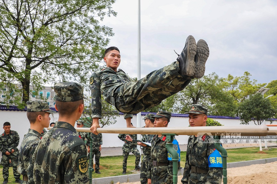 双杠练习比拼.广西新闻网通讯员 张毕海 摄