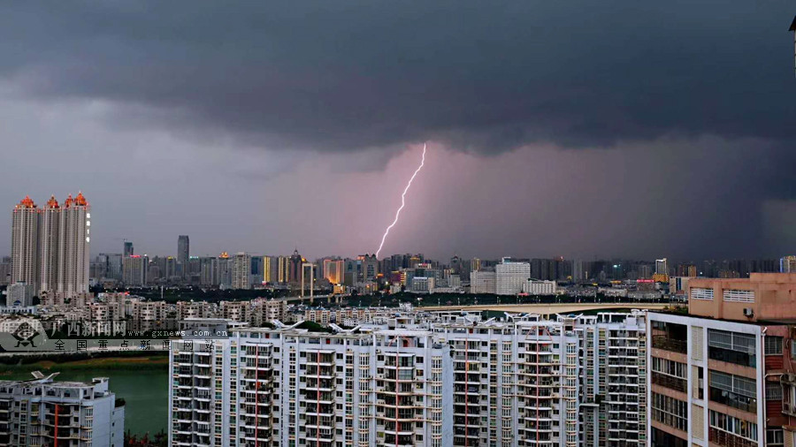 城区出现雷电强降水天气 (1/11)