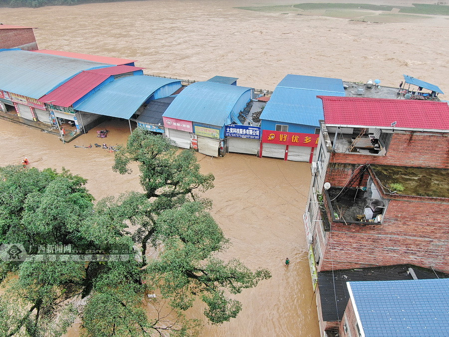 环江:抗洪救灾一线,党旗高高飘扬