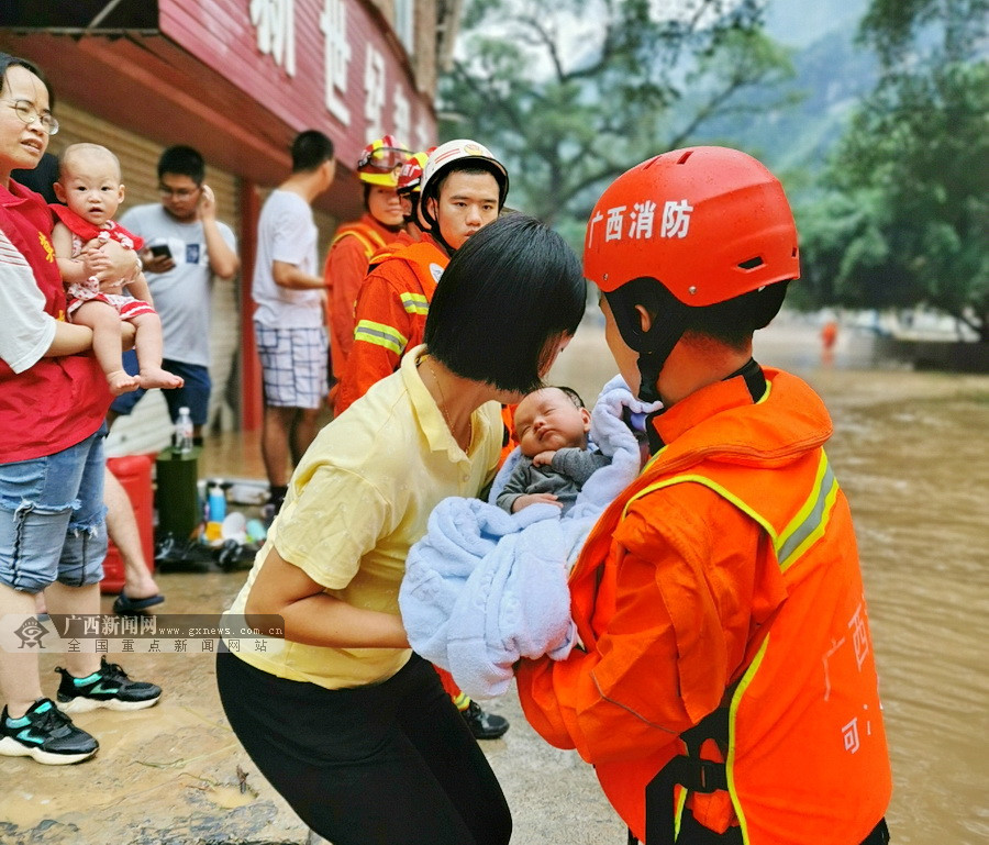 环江:抗洪救灾一线,党旗高高飘扬
