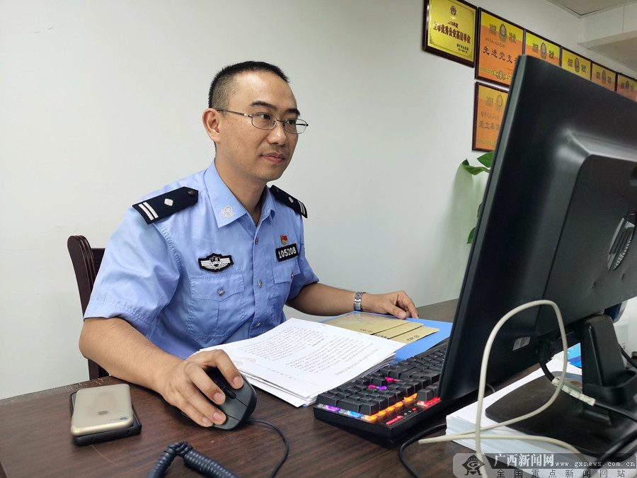 熊伟在办公室处理公务广西新闻网记者 胡瑞阳 摄