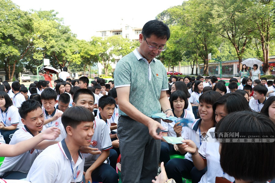 平乐实验中学学生代表在拒绝盗版,从我做起横幅上签名