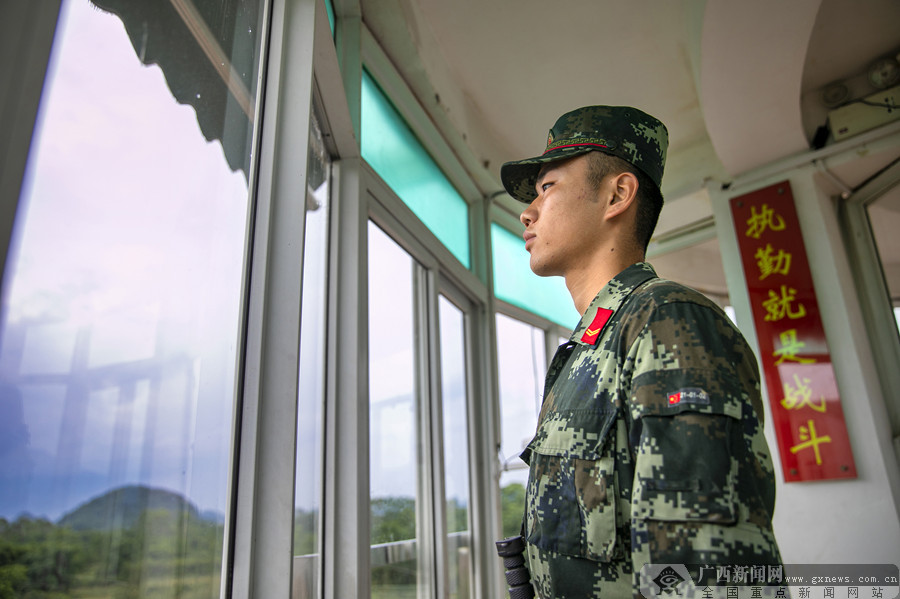 武警官兵在哨位上认真履行职责.广西新闻网通讯员 陈登科 摄