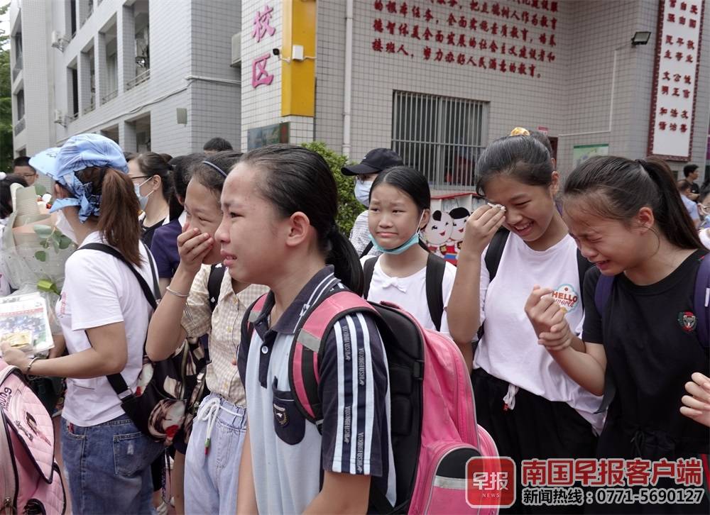 走出校门的南宁市秀田小学恒大校区的六年级毕业生流下不舍的泪水.