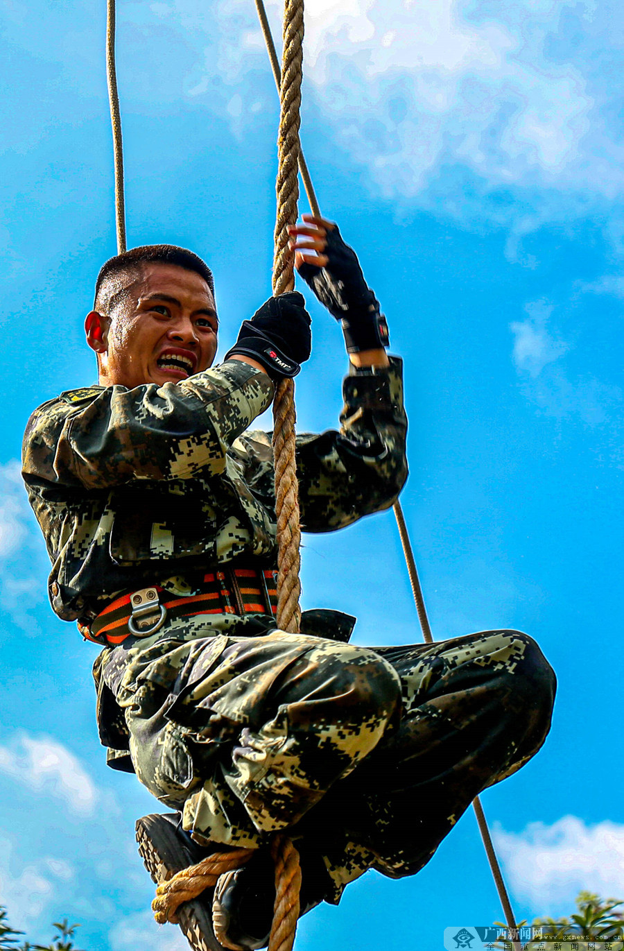爬绳课目竞赛中,一名官兵全力以赴.广西新闻网通讯员 杨瑞 摄