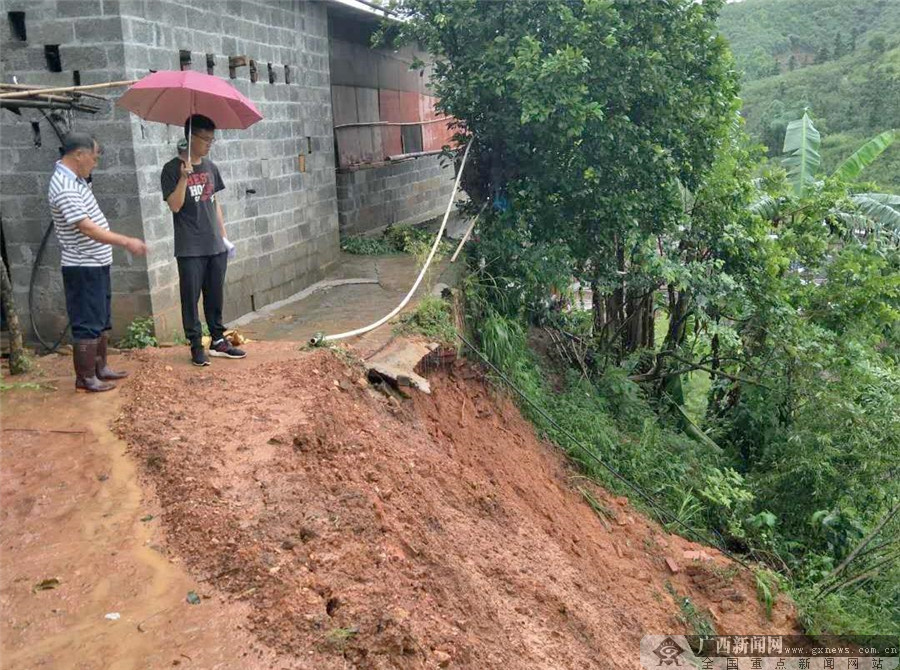 交行桂林分行防洪抢险党团先锋队员谢学元同志在得知桂林旅游学院的