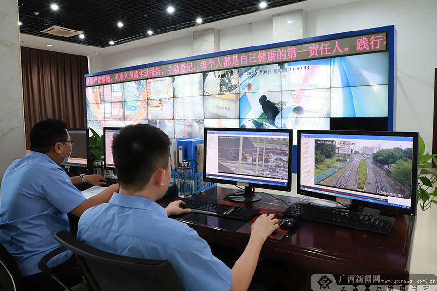 图为工作人员在广西北部湾港防城港码头有限公司总调度室忙碌.