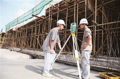 图五:广西建筑工程职业技术学校的学生在工地实习.