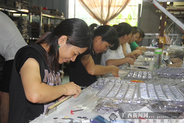 工人正在进行手表配件装订.广西新闻网通讯员 陆铭 摄