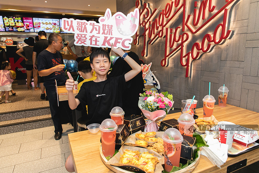 "七夕"肯德基广西民族文化主题餐厅上演"壮婚"浪漫 (5)