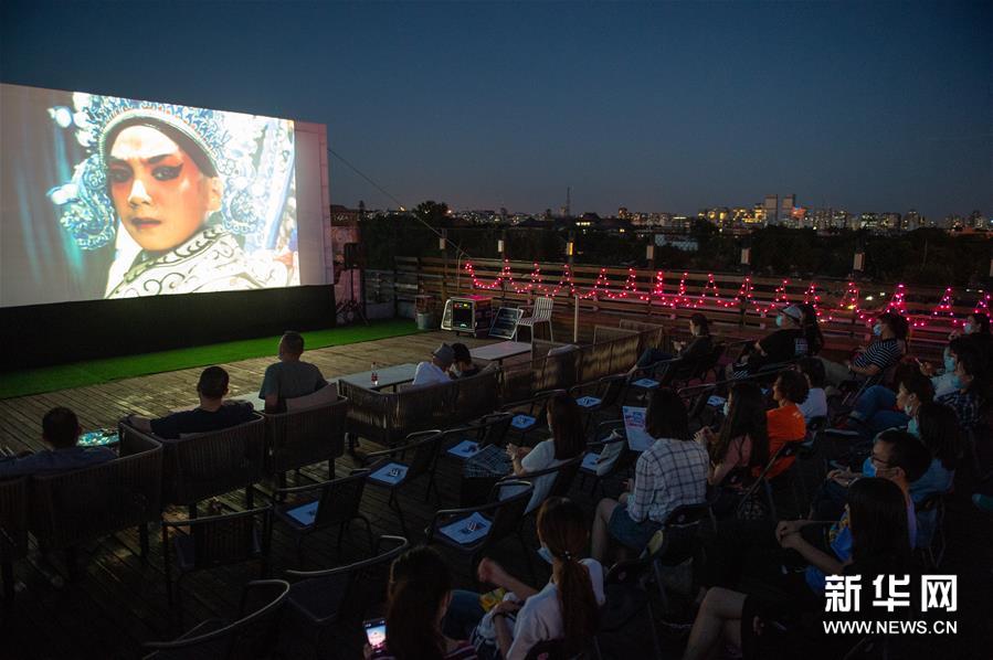 第十届北京国际电影节举行露天放映活动 (2)