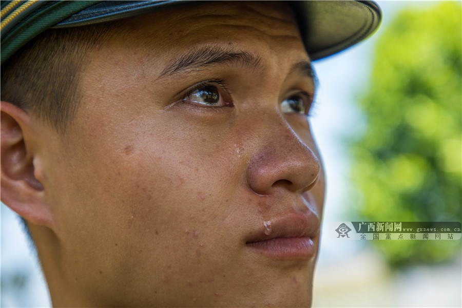 高清图集瞬间泪目武警退伍老兵交接第二生命