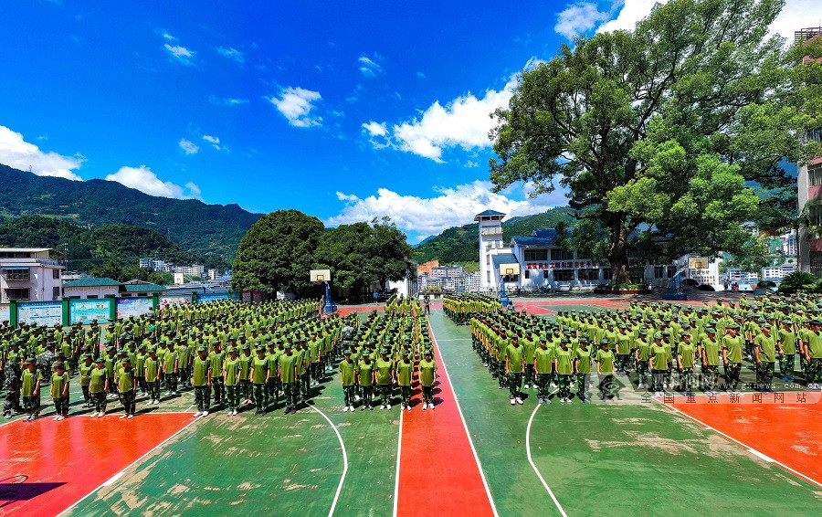 8月26日,在广西桂林市龙胜各族自治县龙胜中学的操场上,高一新生在