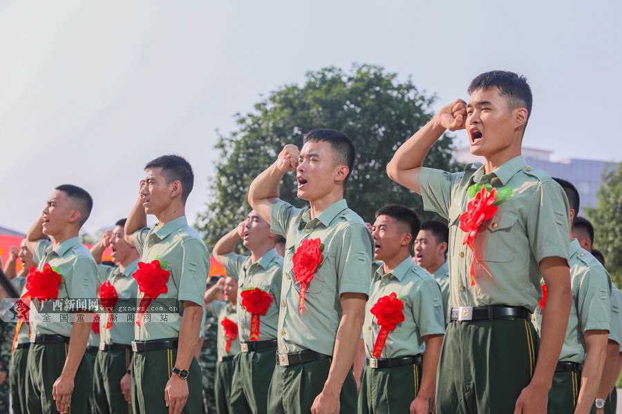 9月1日,武警广西总队来宾支队退伍老兵最后一次高举右拳宣誓.