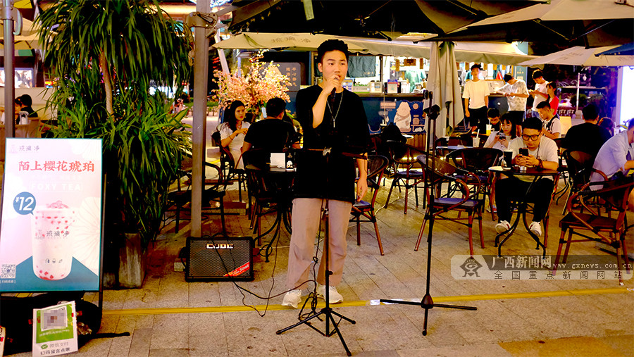 图为深夜街头正在唱歌的民间艺人.广西新闻网记者 韦幸文 摄