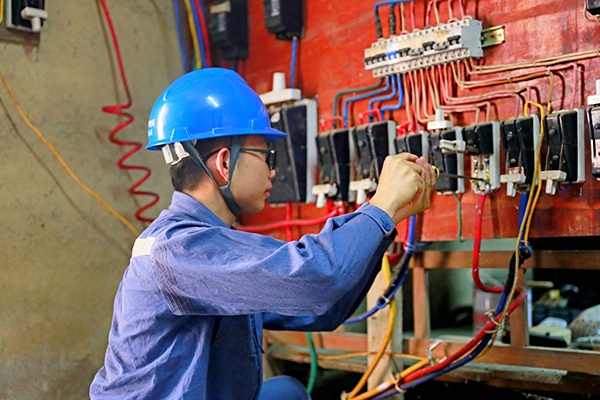 钦州:线路"体检"迎开学 安全用电我先行