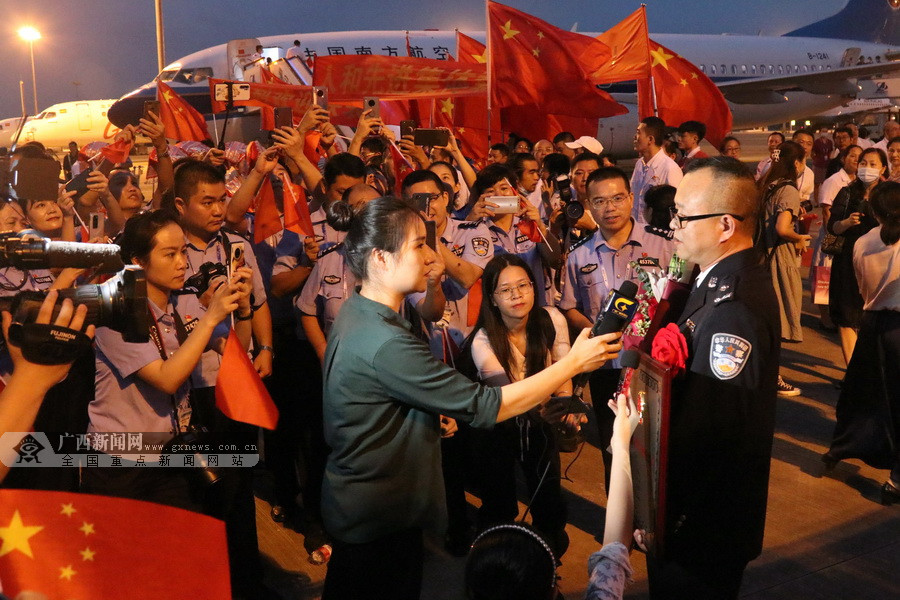 广西获表彰先进个人和集体代表抵邕,受到热烈欢迎.